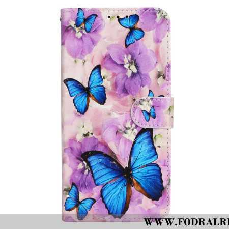 Fodral För iPhone 16 Blå Fjärilar Och Lila Blommor Med Rem